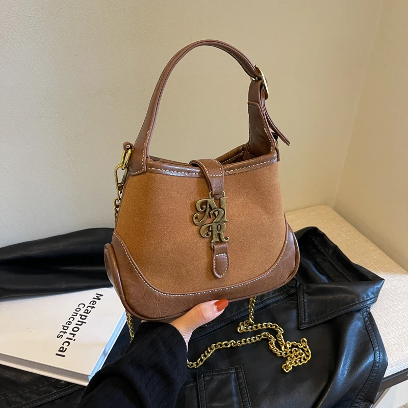 小众设计复古磨砂马鞍包秋冬新款金属装饰拼接单肩斜挎链条女包