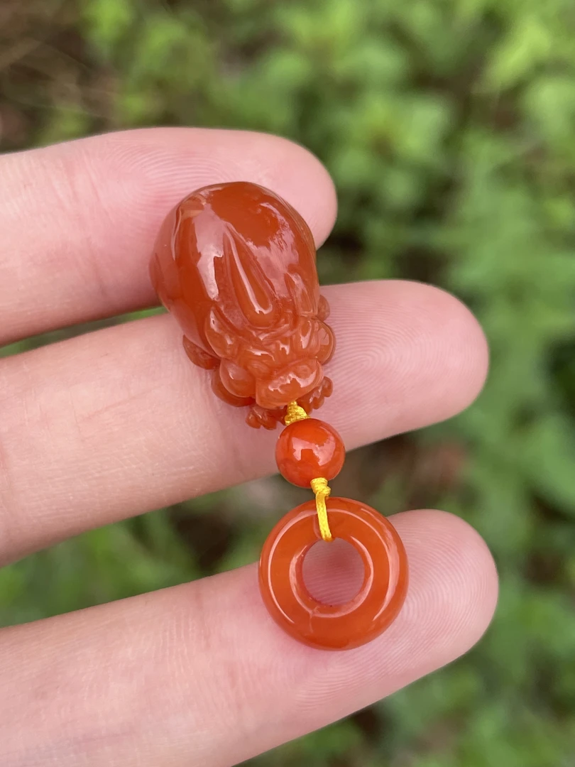 精品南红玛瑙配饰貔貅侧挂提溜，颜色红润，尺寸13.7x20.9x12mm