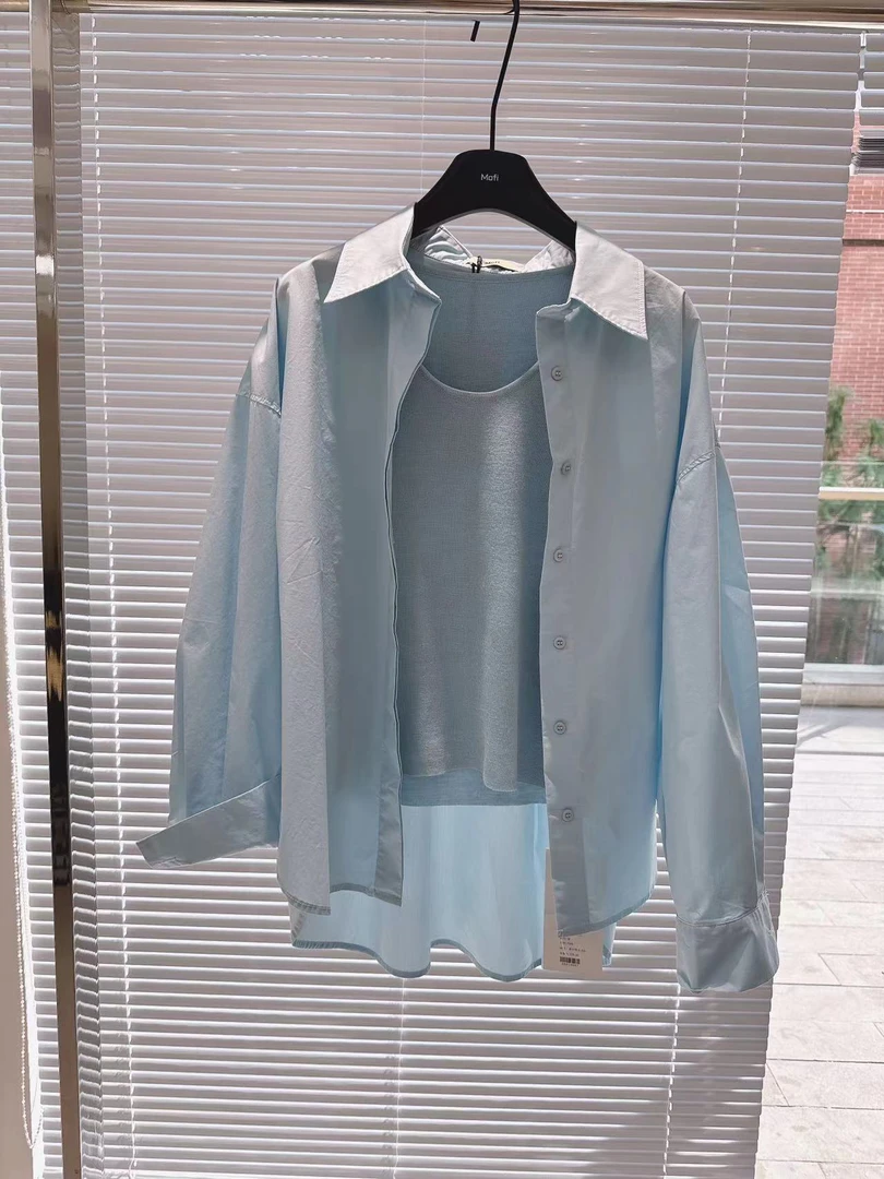 浅蓝色简约衬衣.