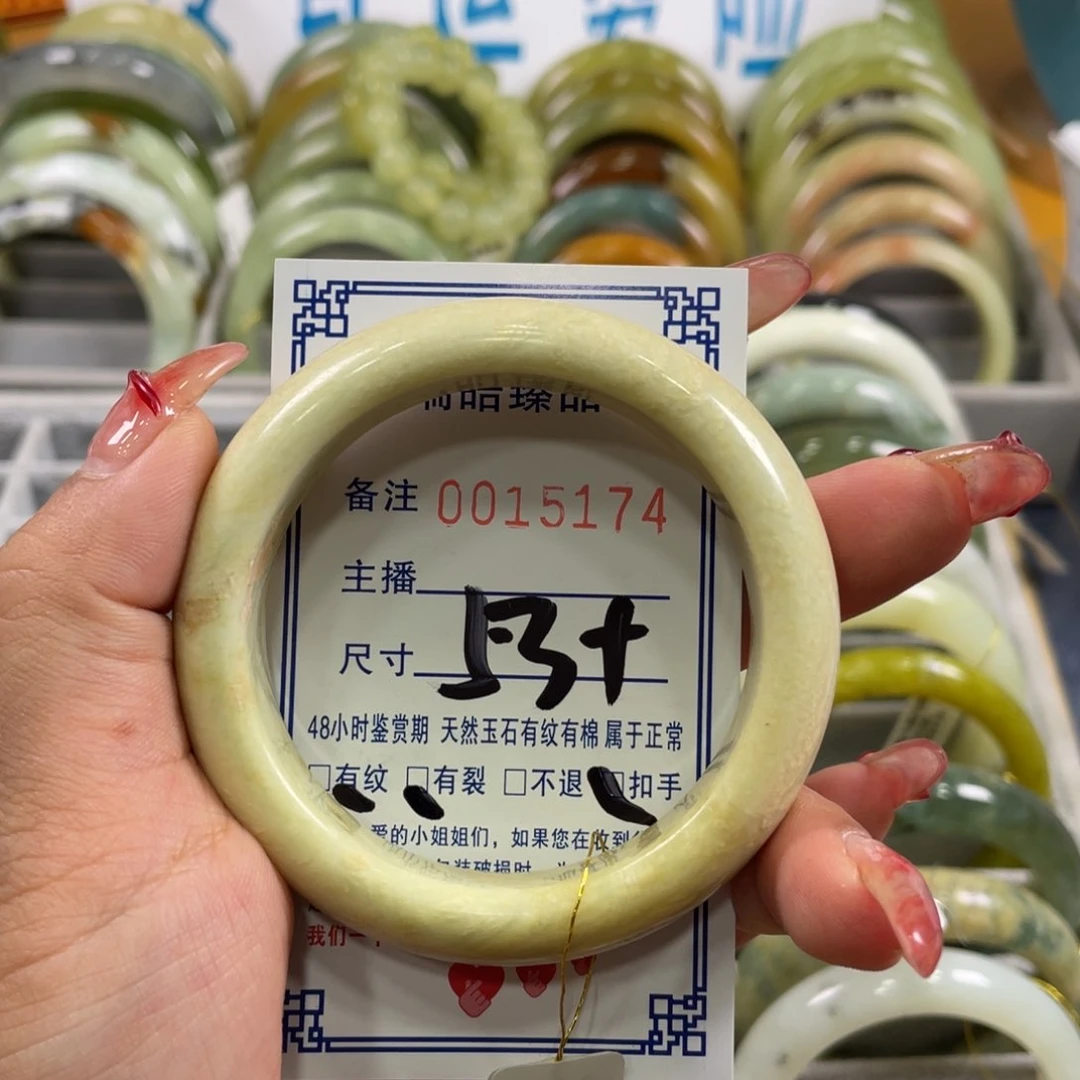 蛇纹石玉手镯足铂镶嵌
