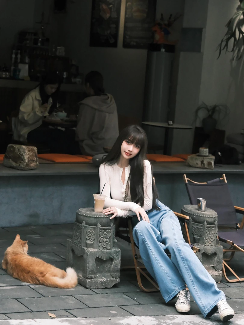 气质小姐姐 春秋季新款正肩t恤修身紧身打底衫女高腰牛仔裤两件套