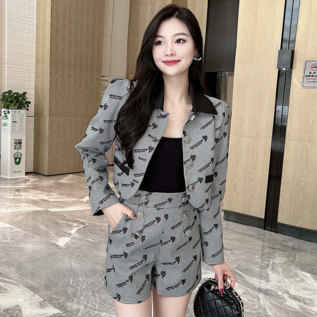 【晨浠定制】新款时尚名媛字母千鸟格爱心黑领短裤套装两色5173