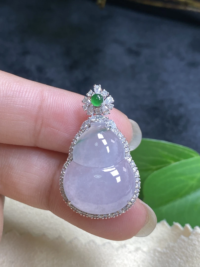 18k金镶嵌天然翡翠葫芦
