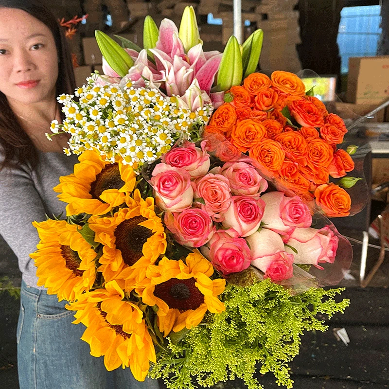 云南昆明艾莎玫瑰花鲜花花束基地直发香水百合花多头混搭家用插花