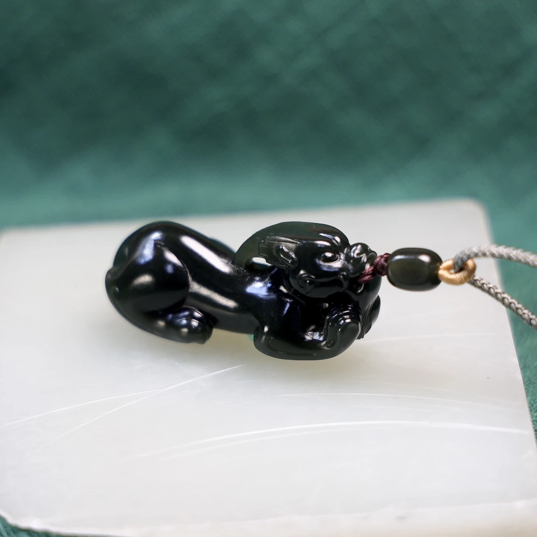 秋会长的和田玉新疆天然黑青籽长老级貔貅吊坠挂件