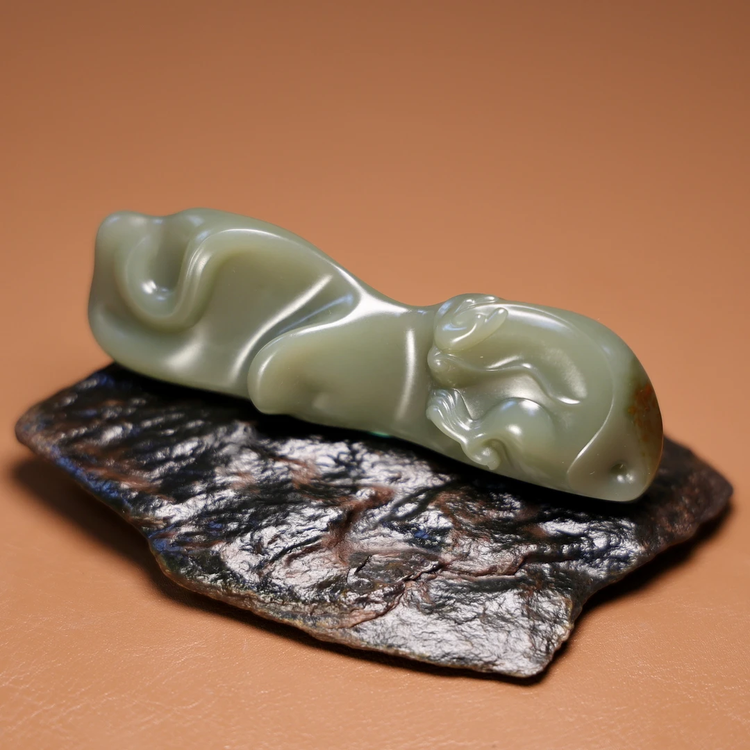 秋会长的和田玉新疆天然沙枣青籽料青龙笔搁架手把牌文房件