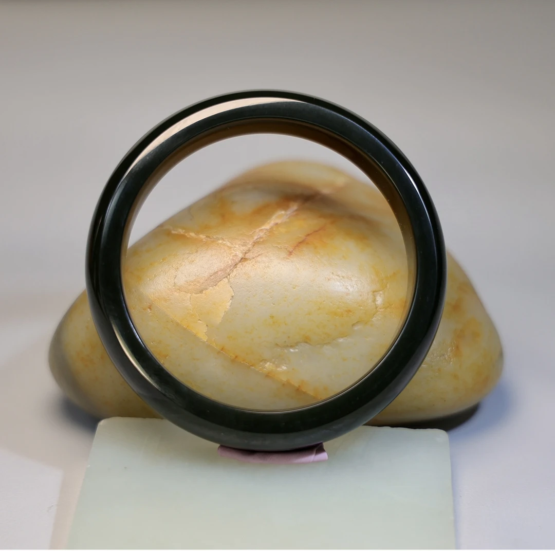 秋会长的新疆天然和田玉黑青籽手镯57.2mm圈口镯子