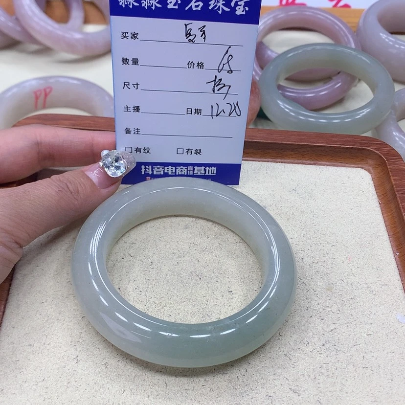 【闪购商品】石英质玉手镯未镶嵌爱*