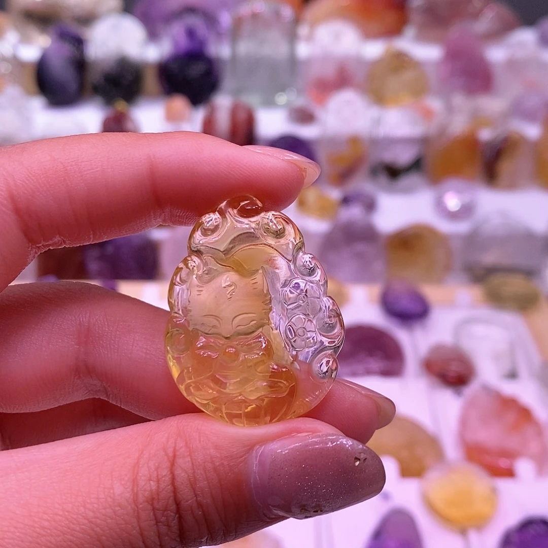 水晶颈饰未镶嵌小**?天然水晶吊坠