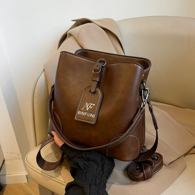 2024秋冬爆款手提水桶包女士斜跨包网红高级感软皮单肩包出门通勤