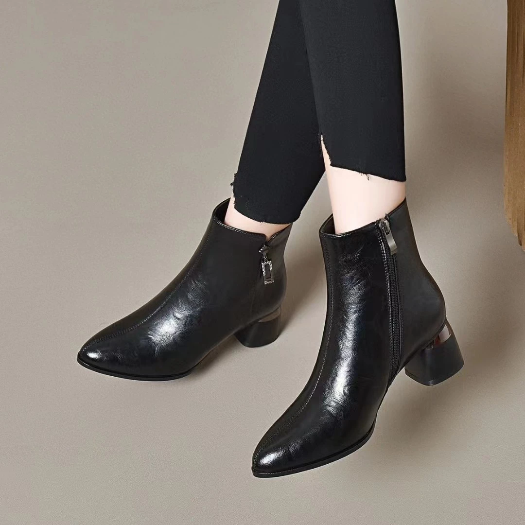 真皮尖头气质粗跟短靴女2024年秋冬季新款百搭加绒手抓纹时尚裸靴