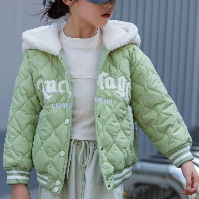 《QPG》 2024冬季儿童女宝时尚连帽刺绣毛毛字母外套   3Q231