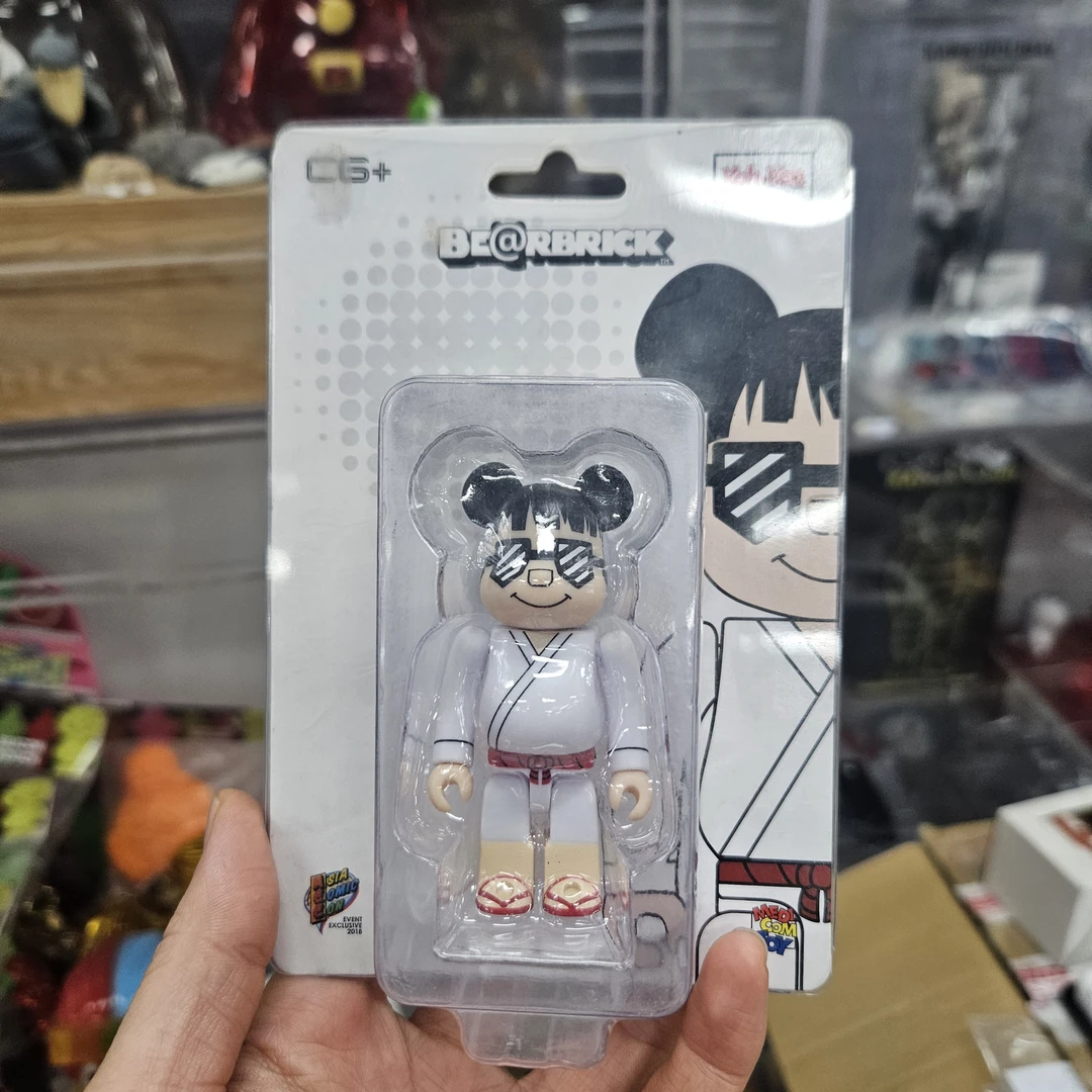 100％koh眼镜男摆件