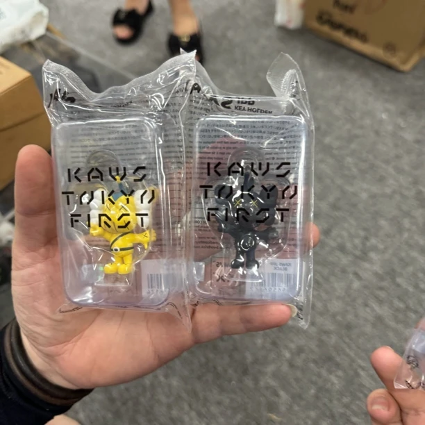 kaws挂件潮玩摆件一对
