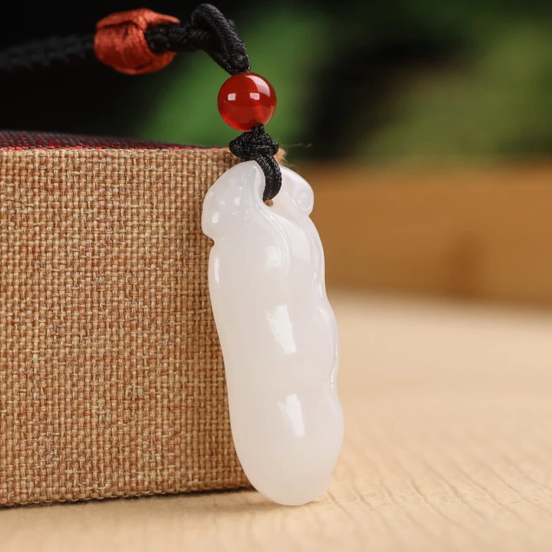 和田玉吊坠女款四季豆玉吊坠羊脂白度夏季百搭锁骨链玉坠生日礼物