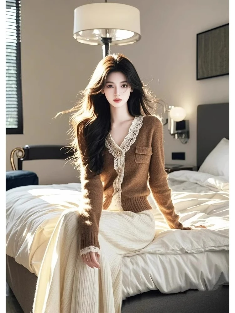 初秋穿搭高级感漂亮女装盐系轻熟风小众设计咖色针织上衣裤子套装