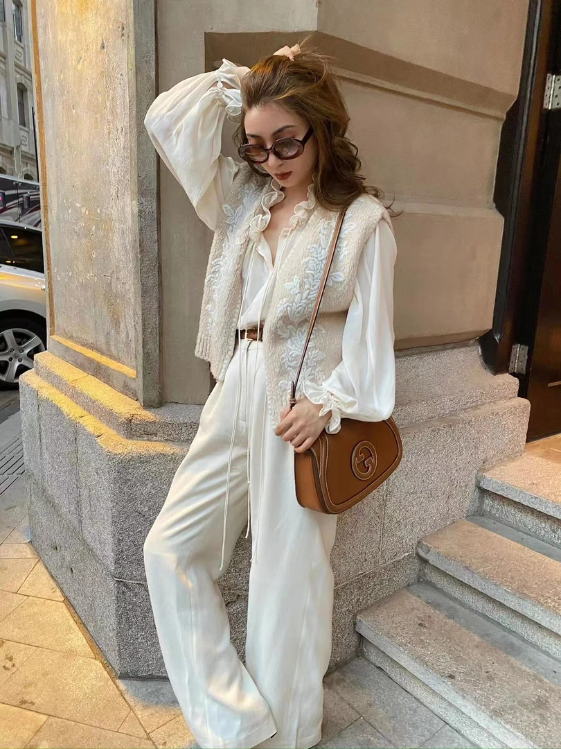 法式设计感刺绣马甲搭配系带衬衫女2024年秋季新款宽松长裤三件套