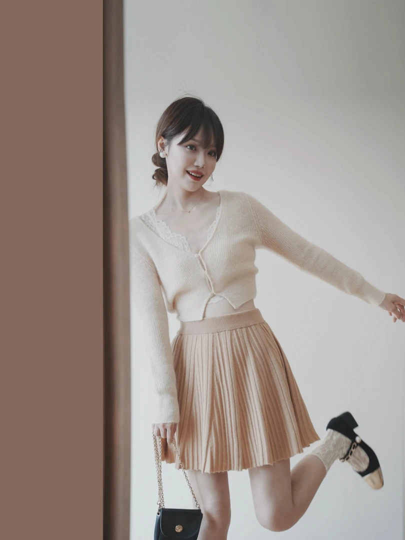 法式V领修身软糯短款杏色针织开衫女早秋季新款洋气别致毛衣外套