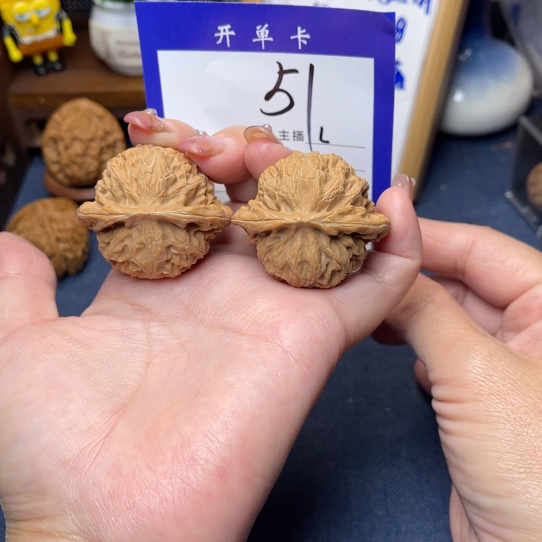 桃核把件宫灯44李。