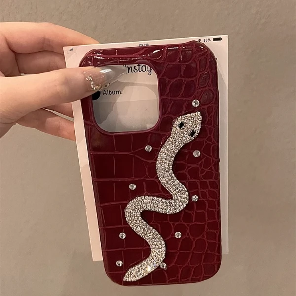 适用苹果15promax鳄鱼皮纹手机壳iPhone14闪钻蛇13大孔12pm保护壳