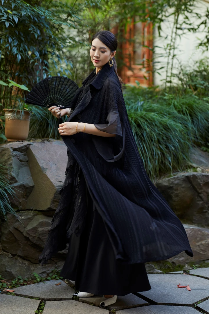 向晚意春夏新款黑色压邹条纹个性休闲飘逸外套RFY221501-1