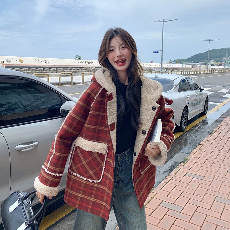 复古红色格子两面穿羊羔毛外套女冬2024新款显瘦加厚皮毛一体棉衣