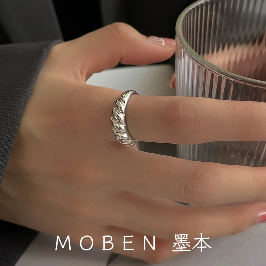 铜合金戒指 墨本【牛角包戒】法式高级感设计款牛角包螺纹开口戒指