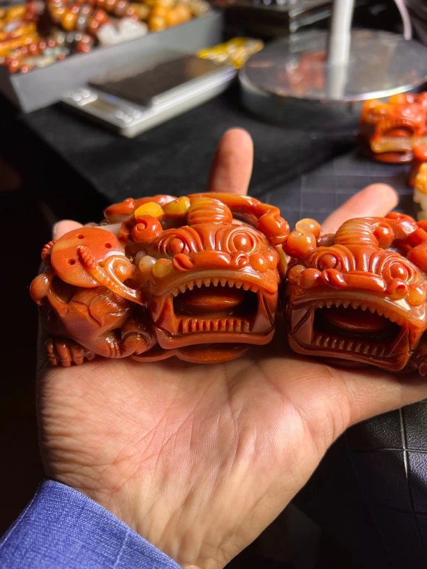 云南龙陵茄子料黄龙玉霸王貔貅把件一对