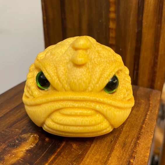 《富甲蟾王》实心竹雕刻手把件