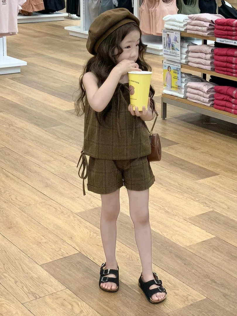 韩版女童2024夏季新款复古咖色格纹系带挂脖背心女宝宝纹理肌短裤