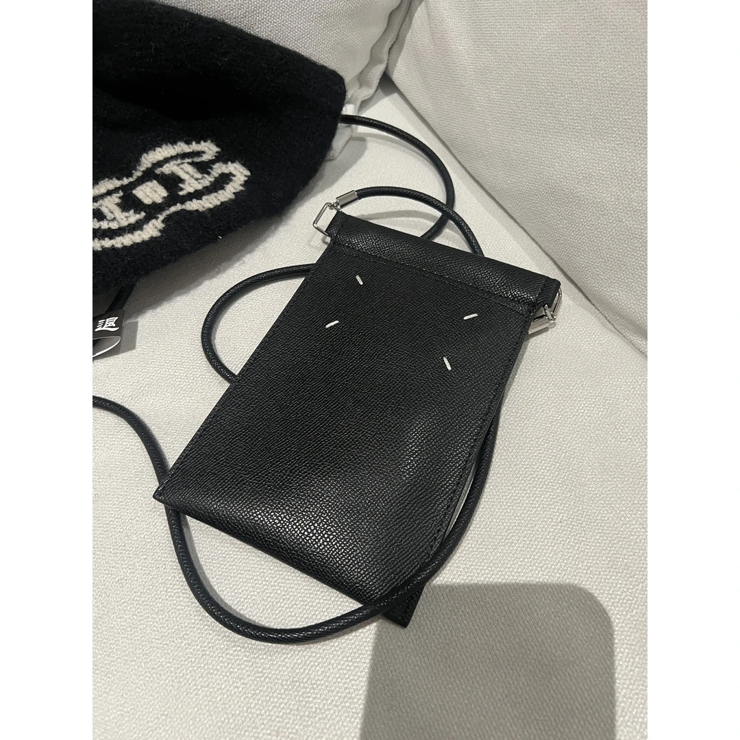 SEE ALSO  黑色简约牛皮单肩手机包