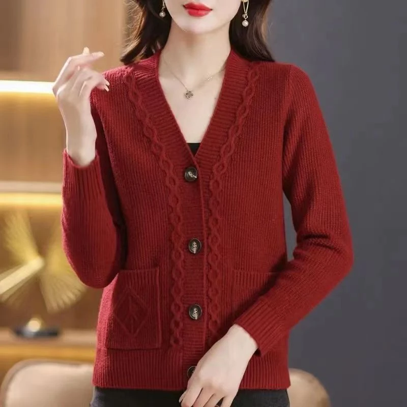 2025秋冬新款V领针织开衫女洋气百搭中年长袖宽松妈妈装毛衣外套