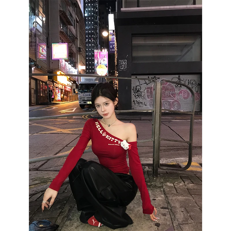 带配饰美式辣妹秋冬字母印花挂件斜肩T恤修身长袖露肩上衣打底