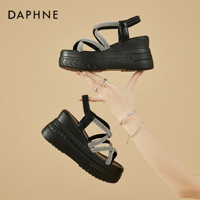 达芙妮坡跟凉鞋女外穿2024年夏新款休闲百搭一字带水钻增高罗马鞋