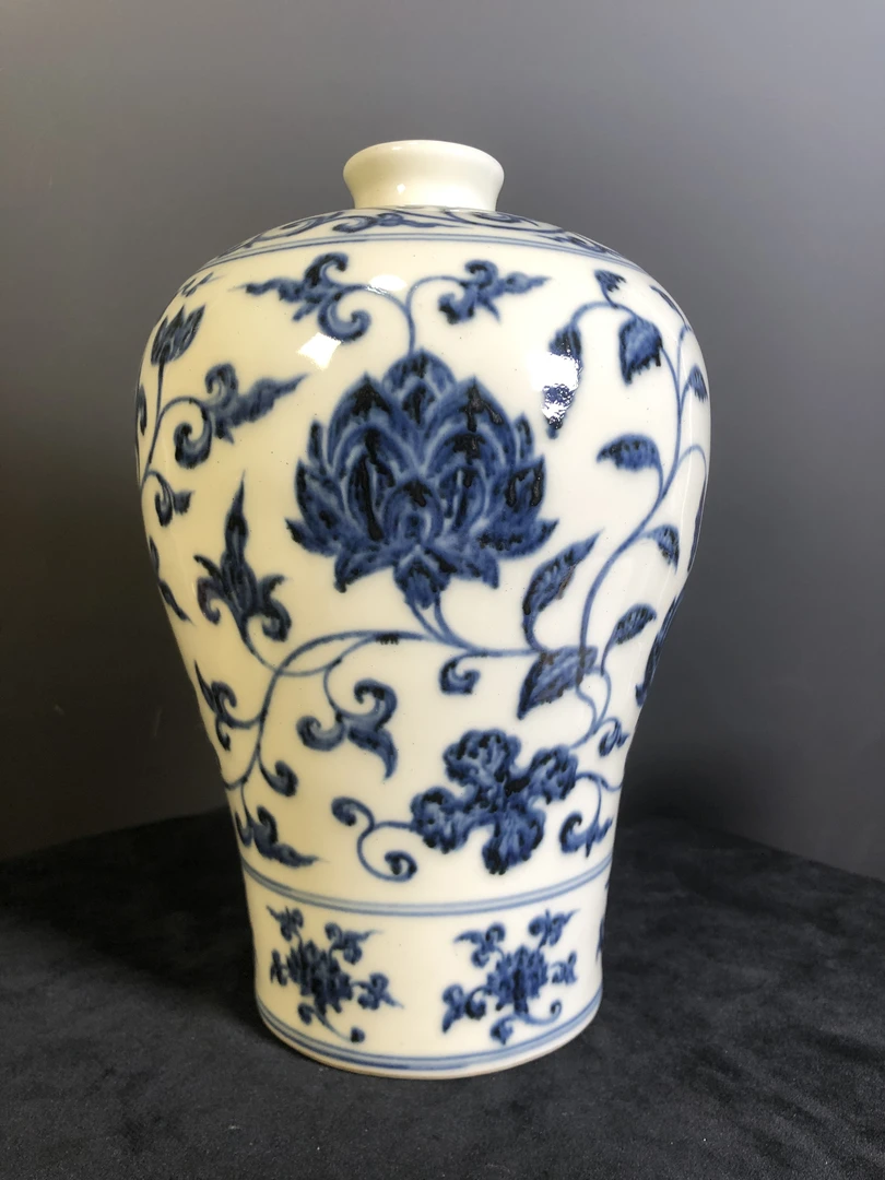 景德镇青花缠枝莲纹陶瓷梅瓶