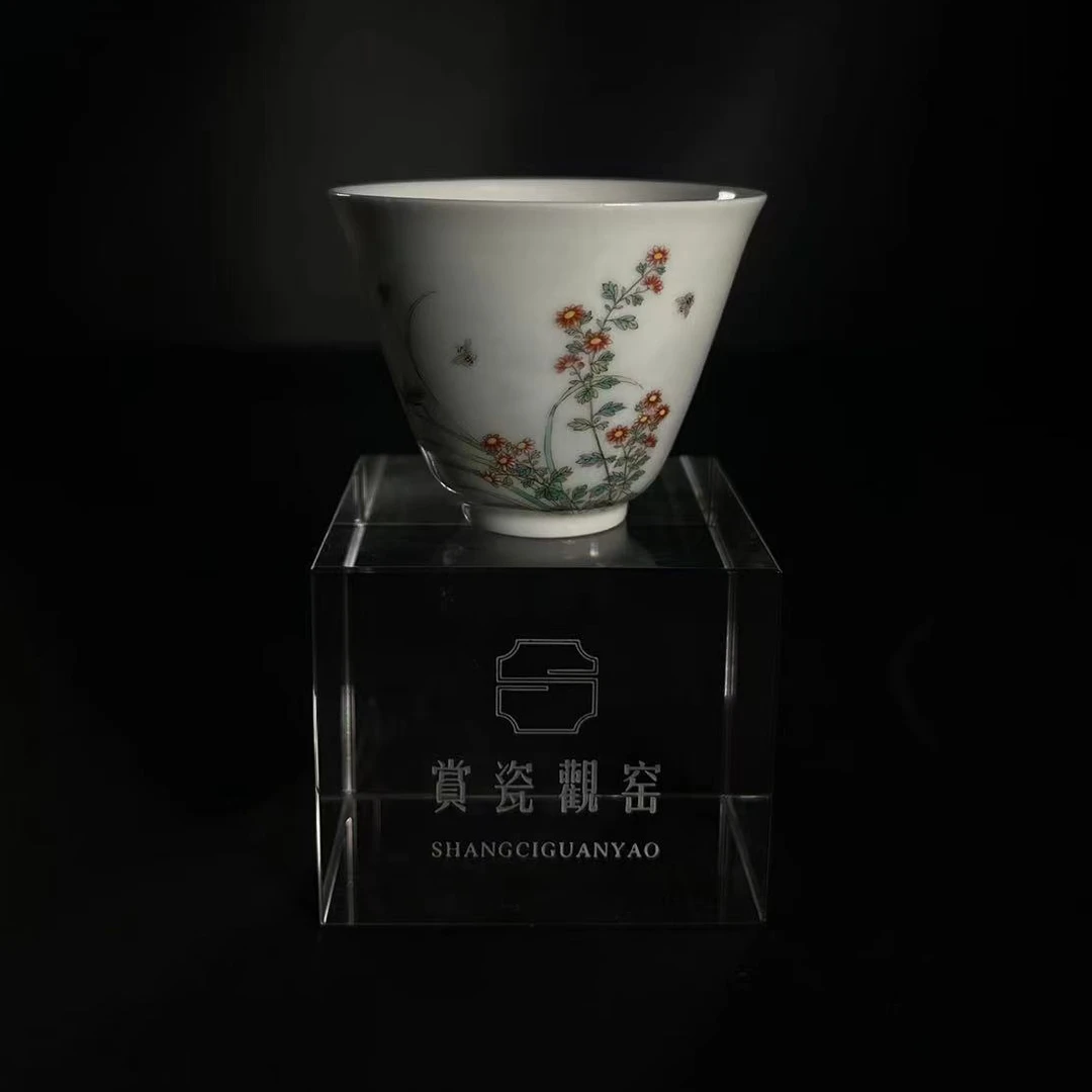 赏瓷观窑 粉彩暗刻龙纹虫草花卉杯