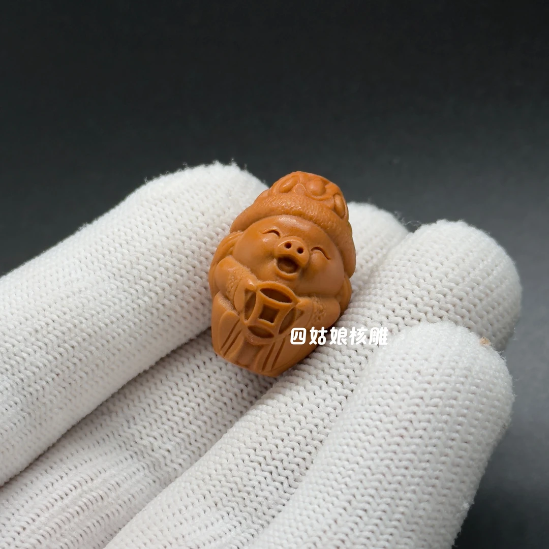 橄榄核雕发财小猪吉星铜钱单籽正面小猪吉星铜钱后背元宝