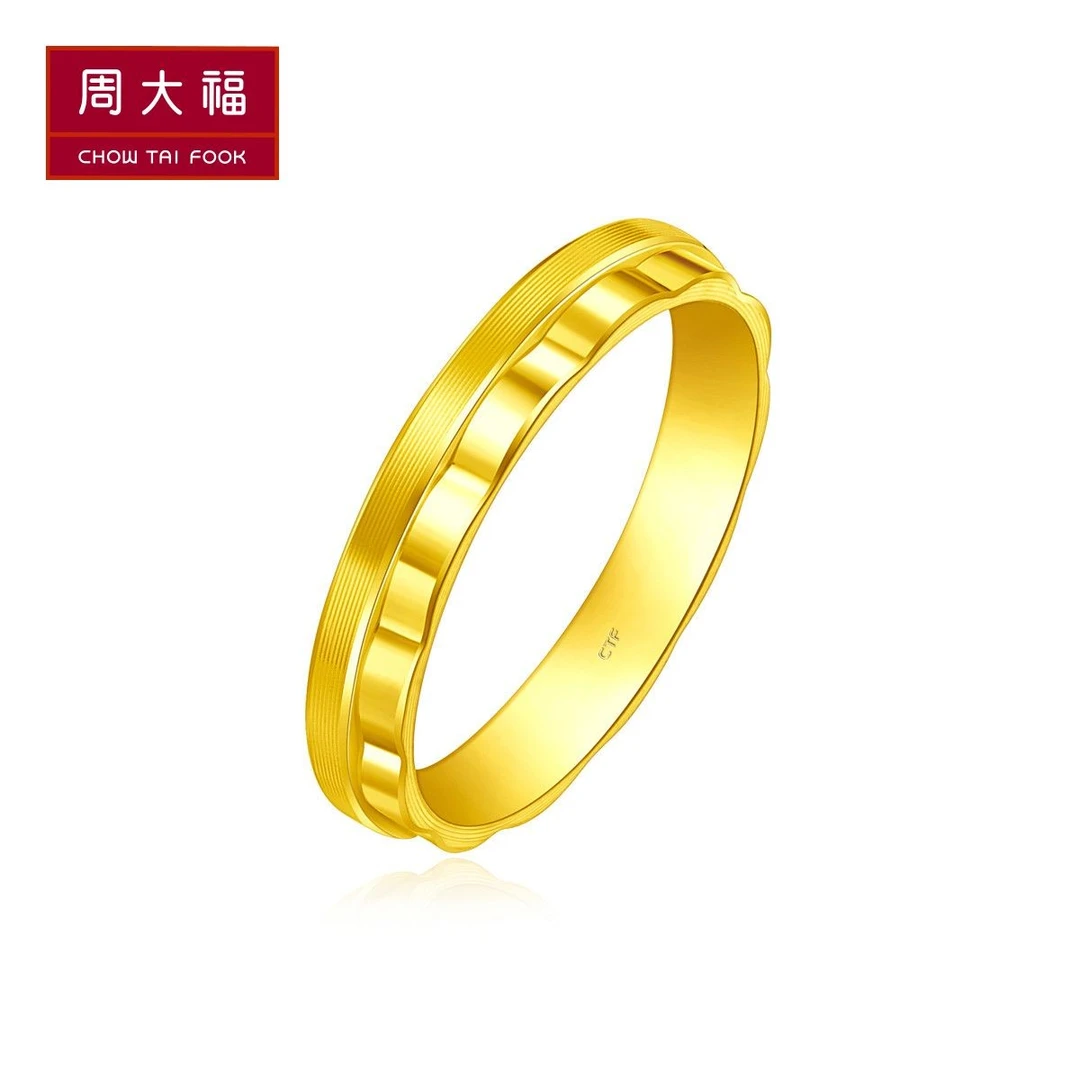 【周大福】花型双层小金花足金黄金戒指(男戒)计价工费268@EOF577