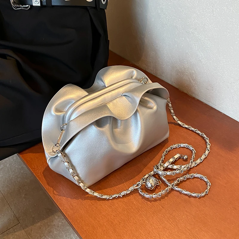 秋冬流行超火小众包包女2024新款百搭链条斜挎包精致口金包云朵包