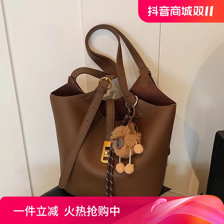 高级感复古小包包女2024新款秋冬季百搭单肩腋下包超火手提水桶包