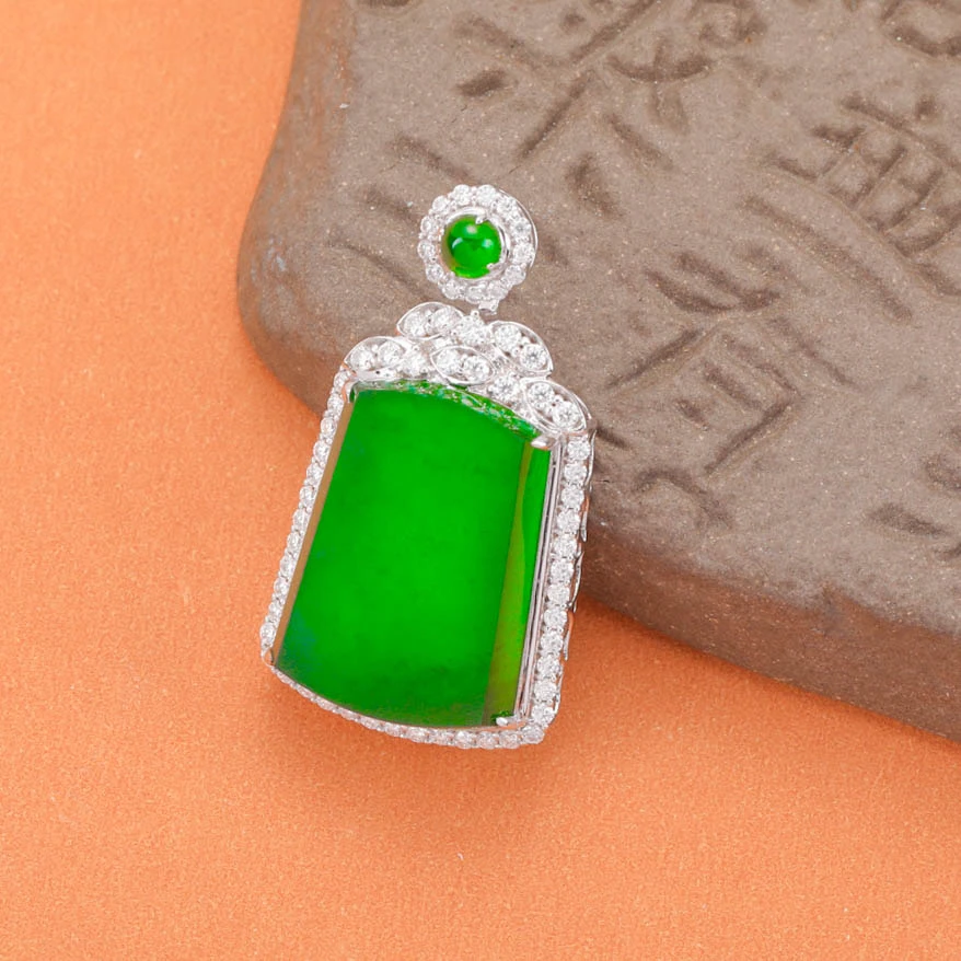 18k金天然A货翡翠无事牌吊坠多样性发不含链配绳4