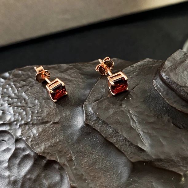 925银耳饰 石榴红了系列 精致高品方块耳钉1909006