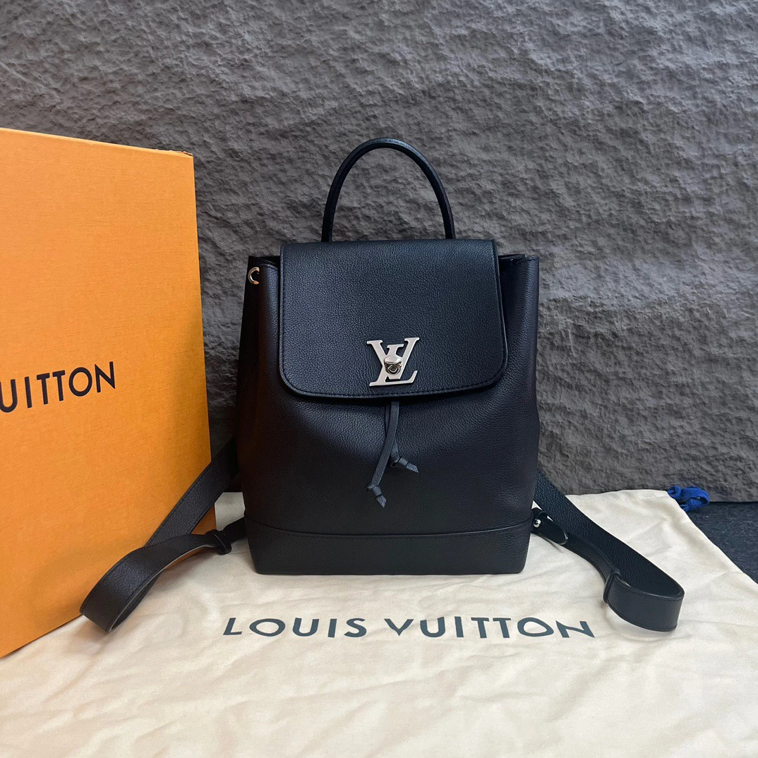 99新 LouisVuitton/路易威登 黑银牛皮lockme双肩包