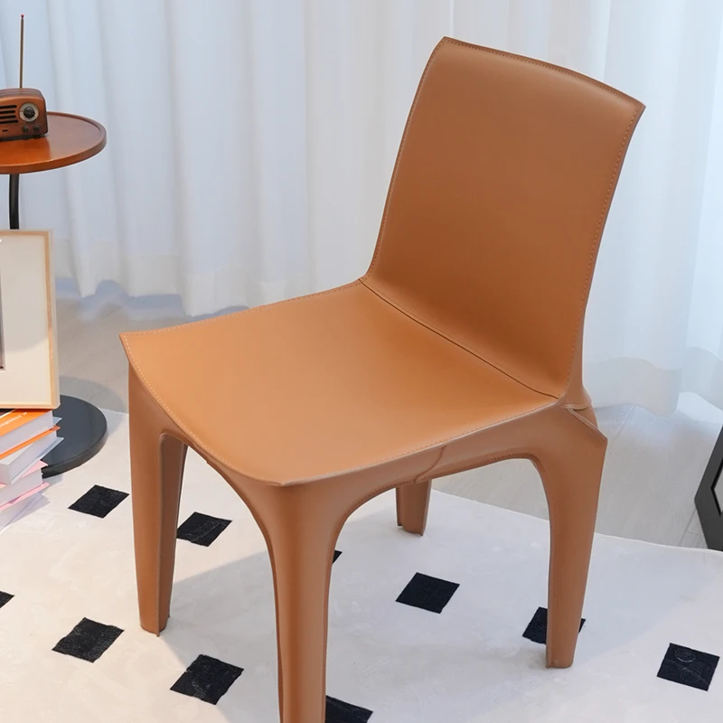 北欧轻奢马鞍皮餐椅家用现代简约靠背餐椅意式极简设计师皮质椅子