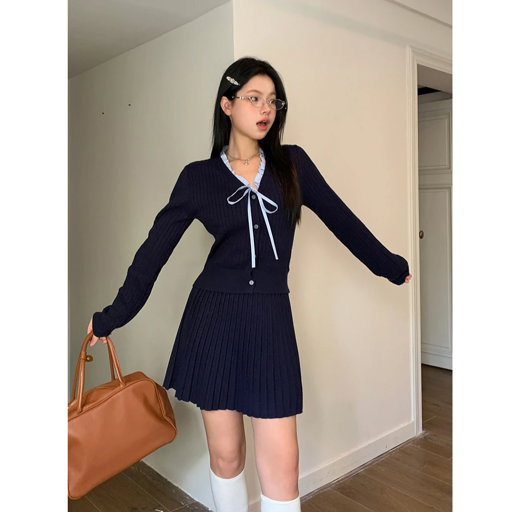 2025秋季新款v领针织上衣套装裙女减龄显瘦穿搭高级感独特两件套