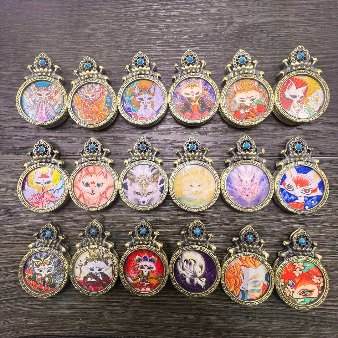 锌合金合成锆石吊坠 九尾狐唐卡双鹿款3.5圆形嘎乌盒背面金刚吊坠