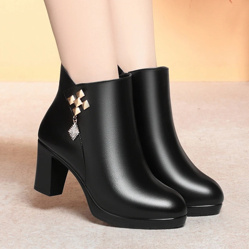 不累脚高跟短靴女士高跟百搭中老年加绒中跟粗跟金属装饰妈妈鞋子