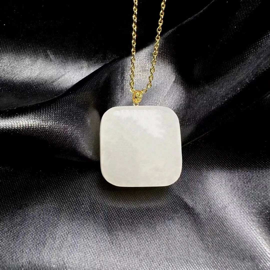 18K金镶和田玉极光白方牌 B67（赠链）