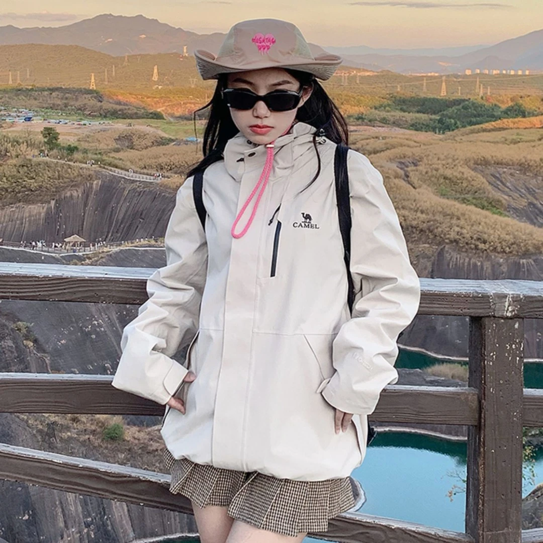 C骆驼户外春秋连帽防风防水透气三合一休闲运动登山进藏服