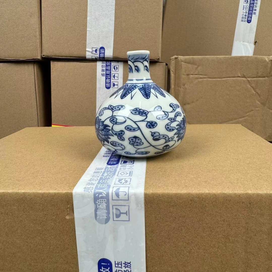青花瓷缠枝莲小花瓶